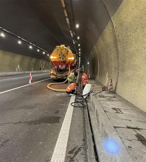 桦南隧道排水渠清淤